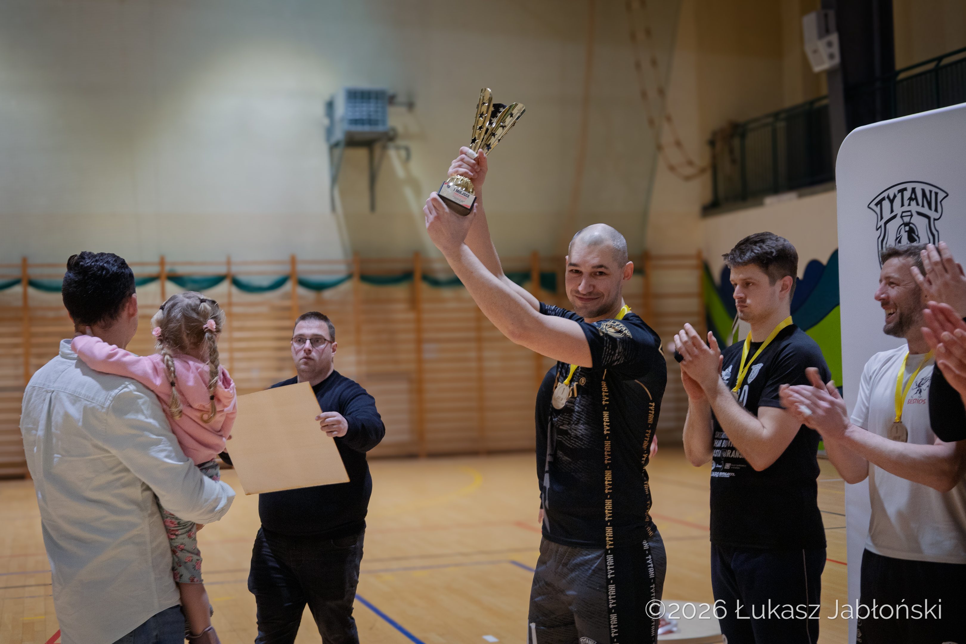 Puchar wznosi zawodnik